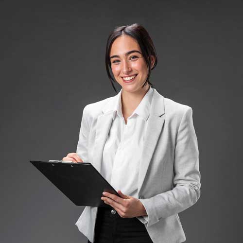Jove y sonriente abogada vestida de blanco de la firma Jinete y Asociados