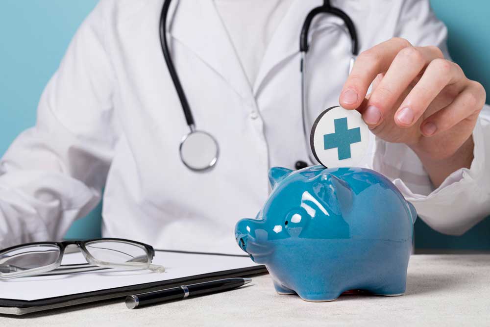 Imagen alegórica a la salud financiera de un médico introduciendo una moneda con una cruz azul en una alcancía azul. Jinete y Asociados